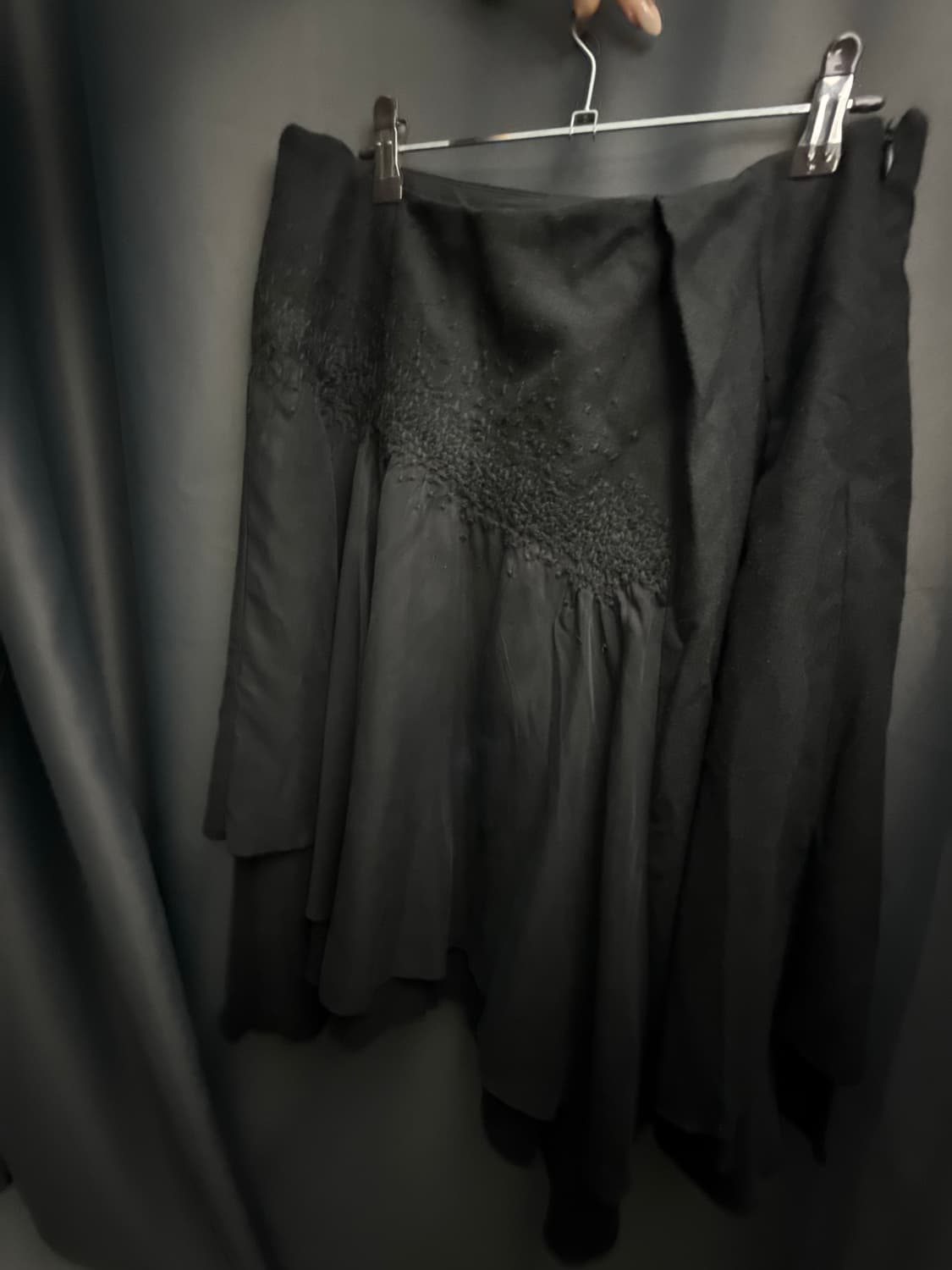 디테일 블랙 언발 미디스커트 상품이미지3