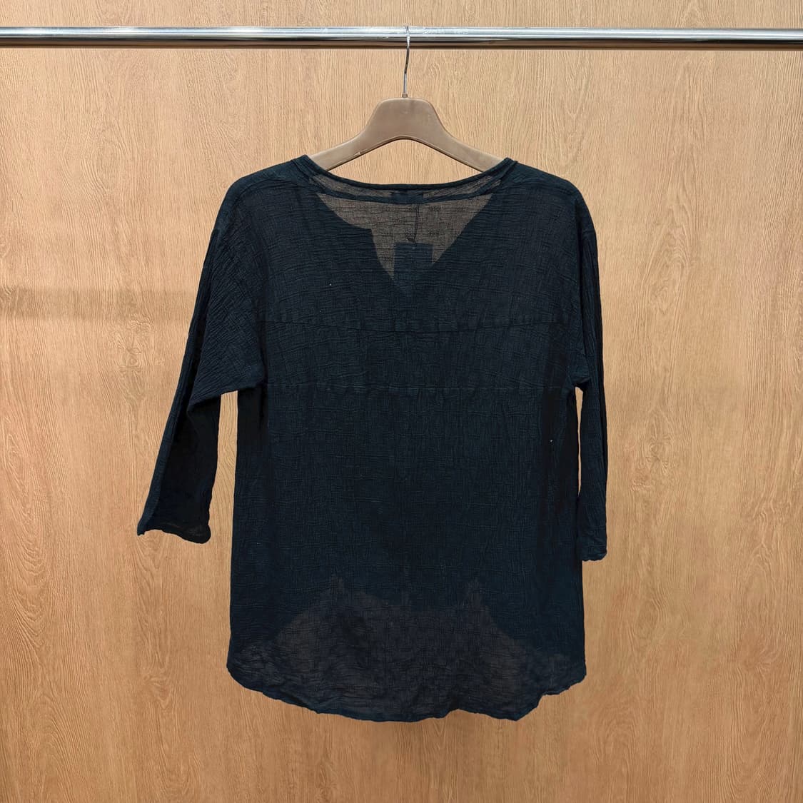 이세이미야케 플랜테이션 블라우스 7부 크링클 절개 라인 디테일 블랙 상품이미지3