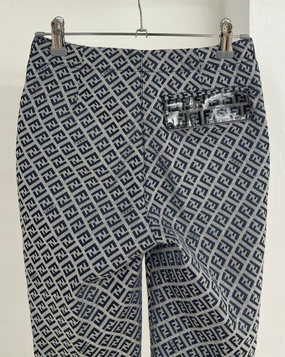 펜디 그레이  F 패턴 플리츠 팬츠 상품이미지5