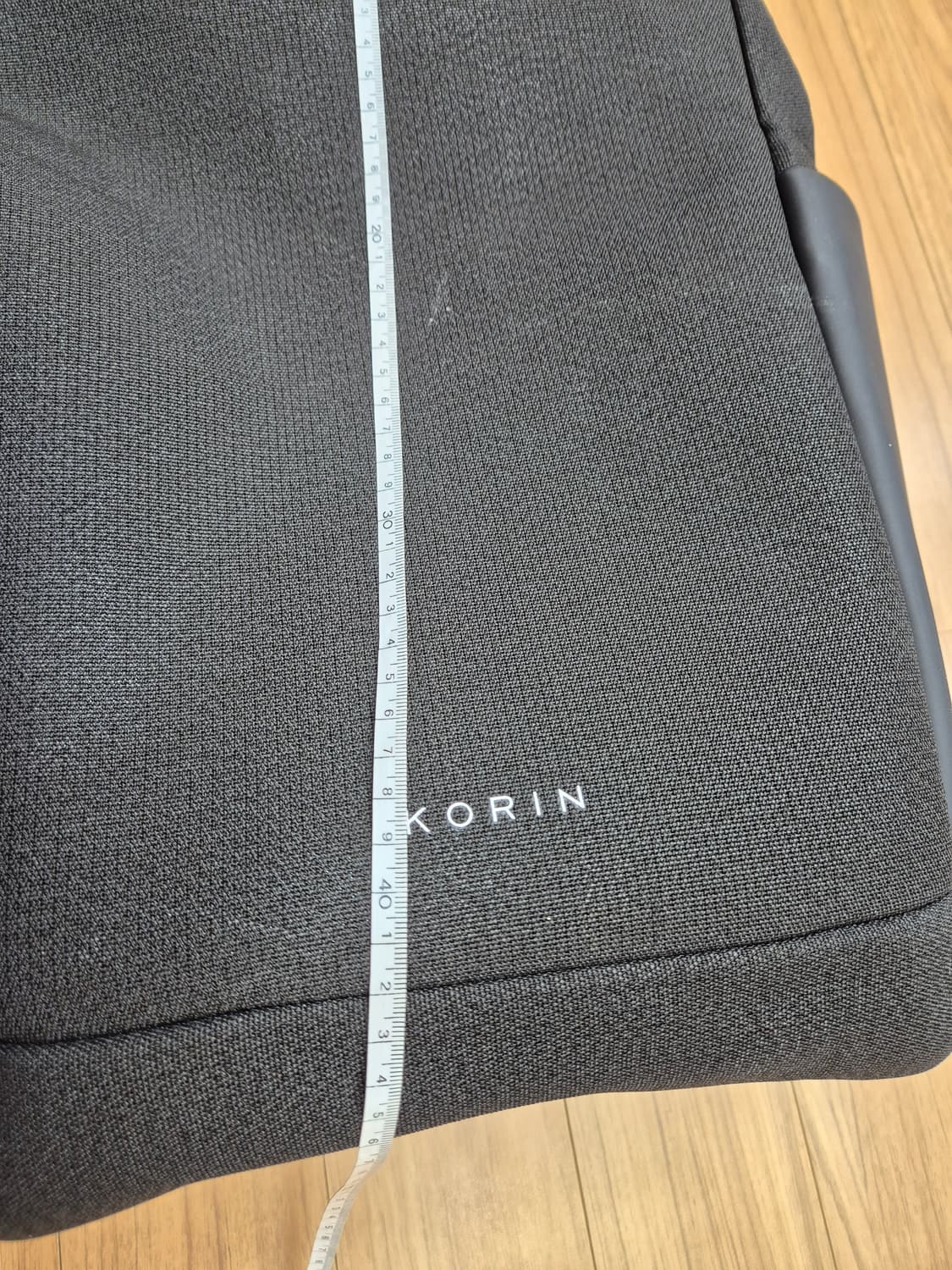 코린 블랙 백팩입니다. 무난한 디자인이라 어느 옷에나 잘 어울립니다. 가 상품이미지5