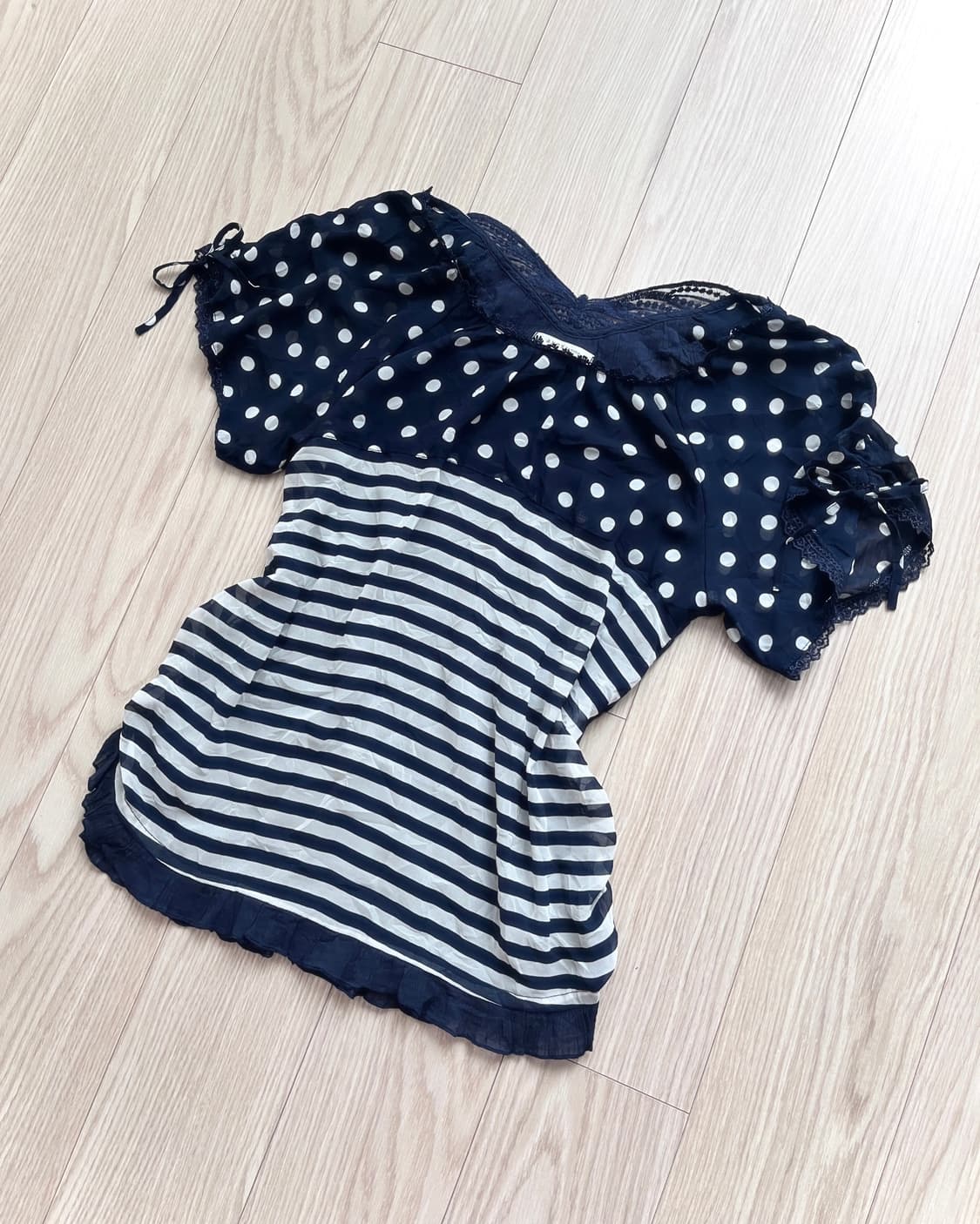 엑시즈팜 네이비 도트 스트라이프 블라우스 상품이미지2