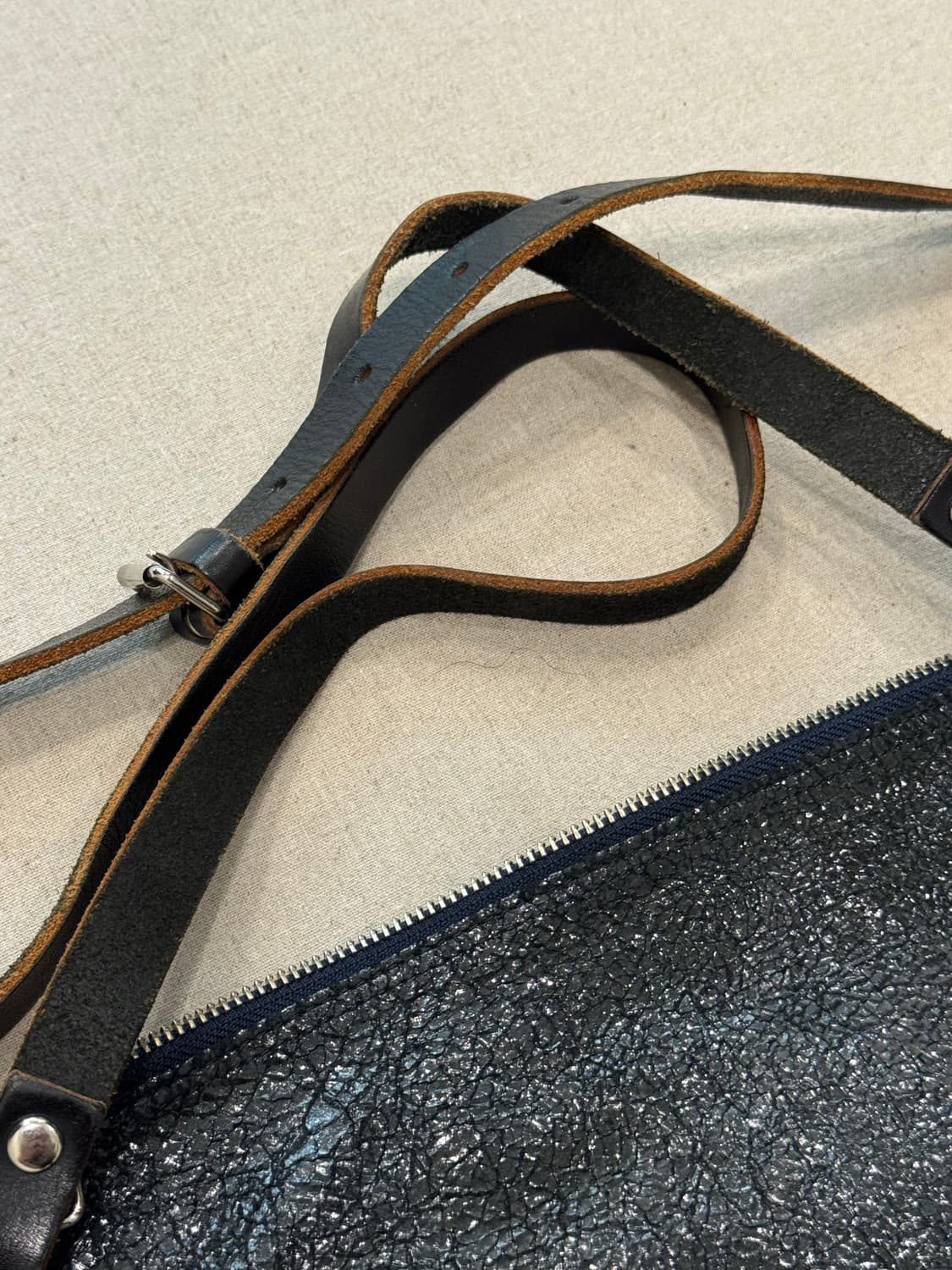 꼼데가르송 크랙 코티드 피그레더 미니 숄더백 상품이미지4