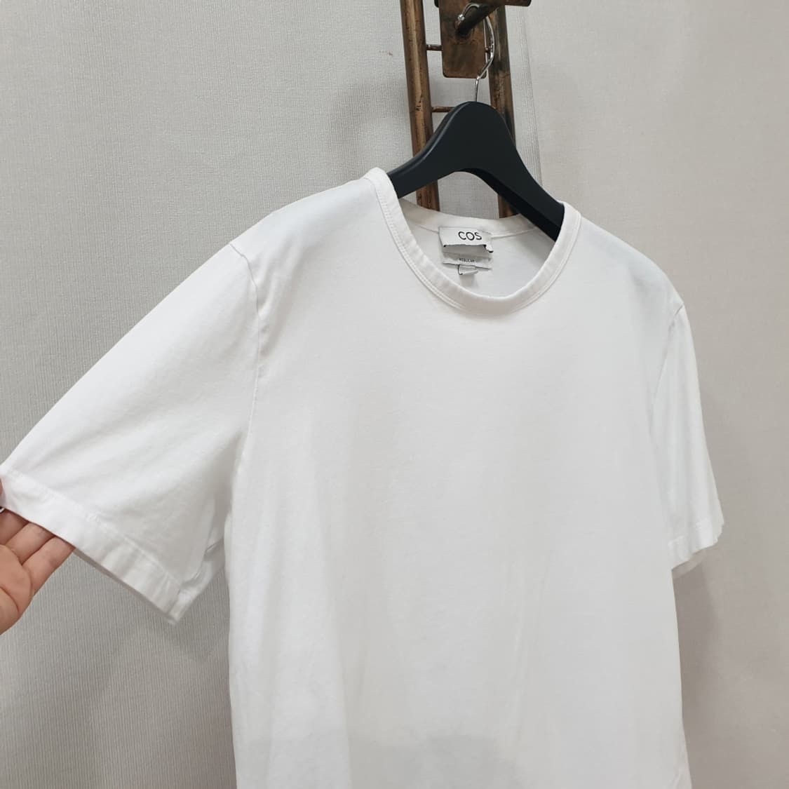 코스 COS 남성 레귤러핏 미드웨이트 브러쉬드 티셔츠 S 상품이미지2