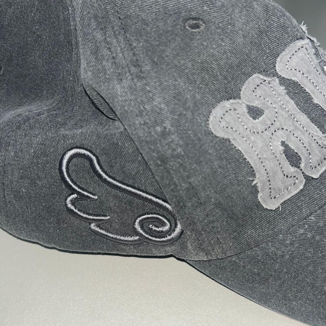 허그 유어 스킨 허그 프렌즈 캡 차콜 상품이미지3