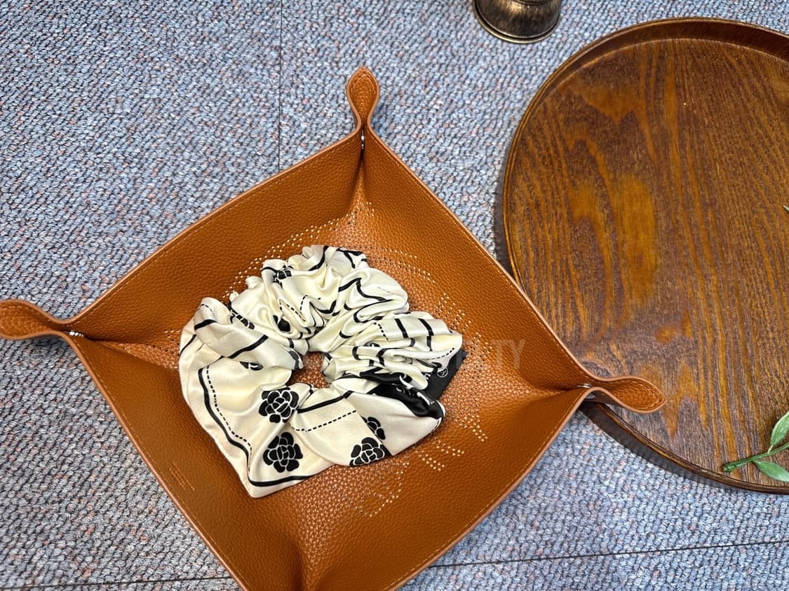 샤넬 까멜리아 헤어슈슈 화이트 상품이미지4