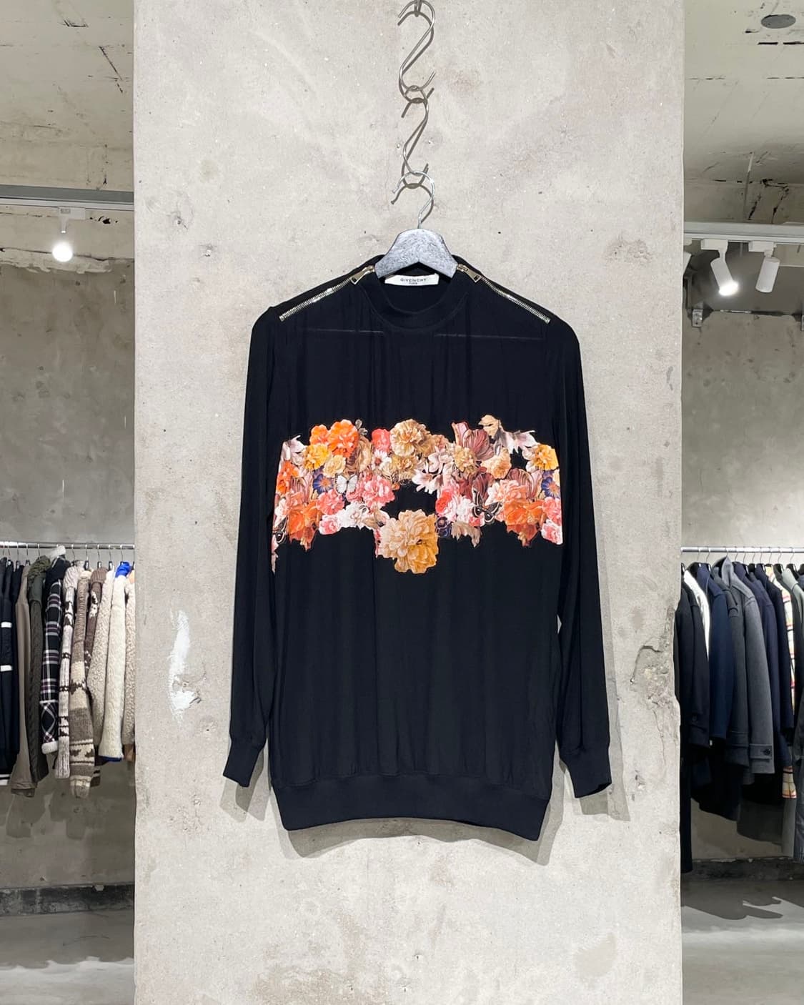 지방시 15S/S 블랙 by 리카르도 티시 플로럴 숄더 집 실크 스웻 셔 상품이미지1