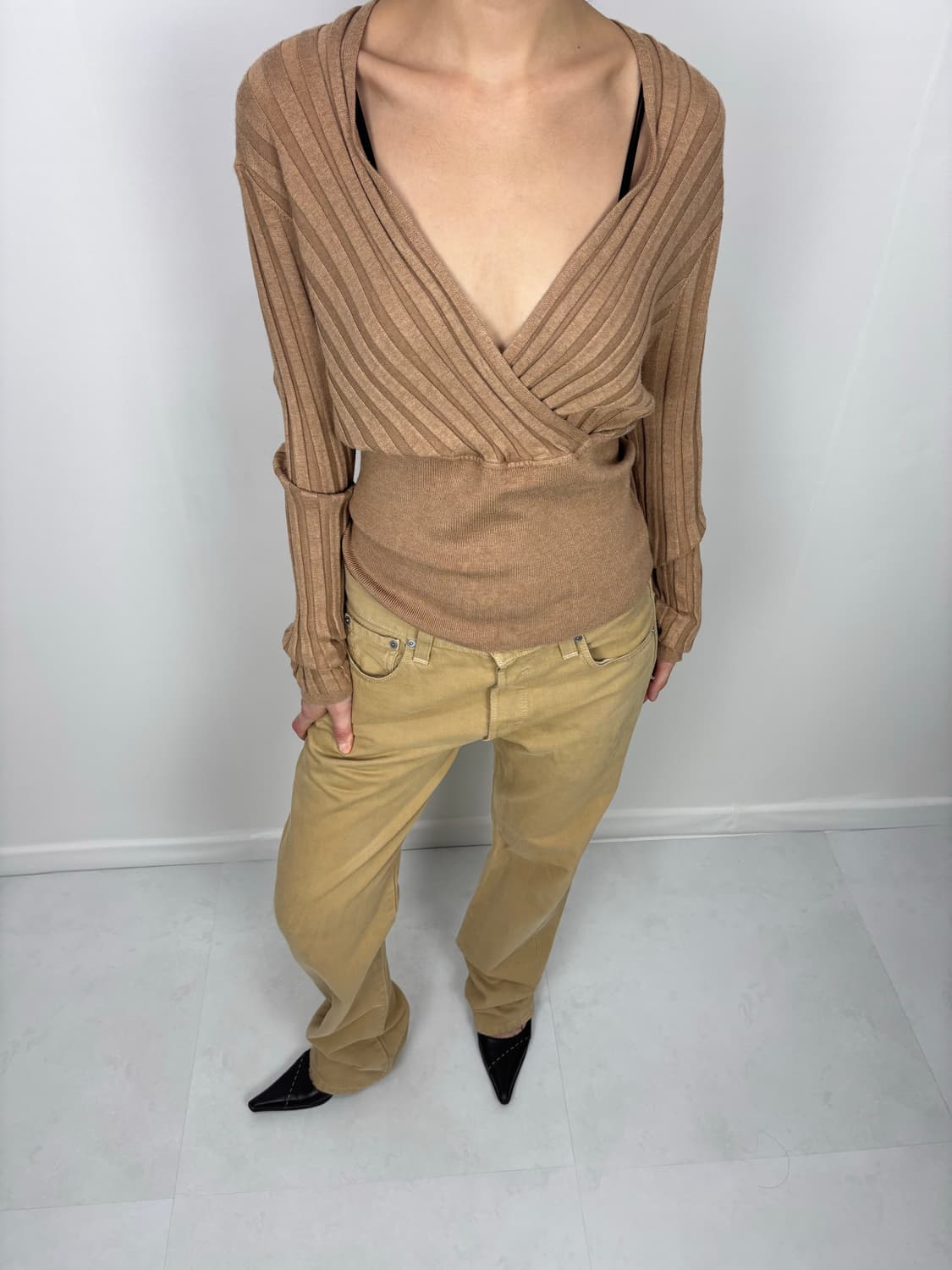 DEEP V-NECK CAMEL KNIT 상품이미지4