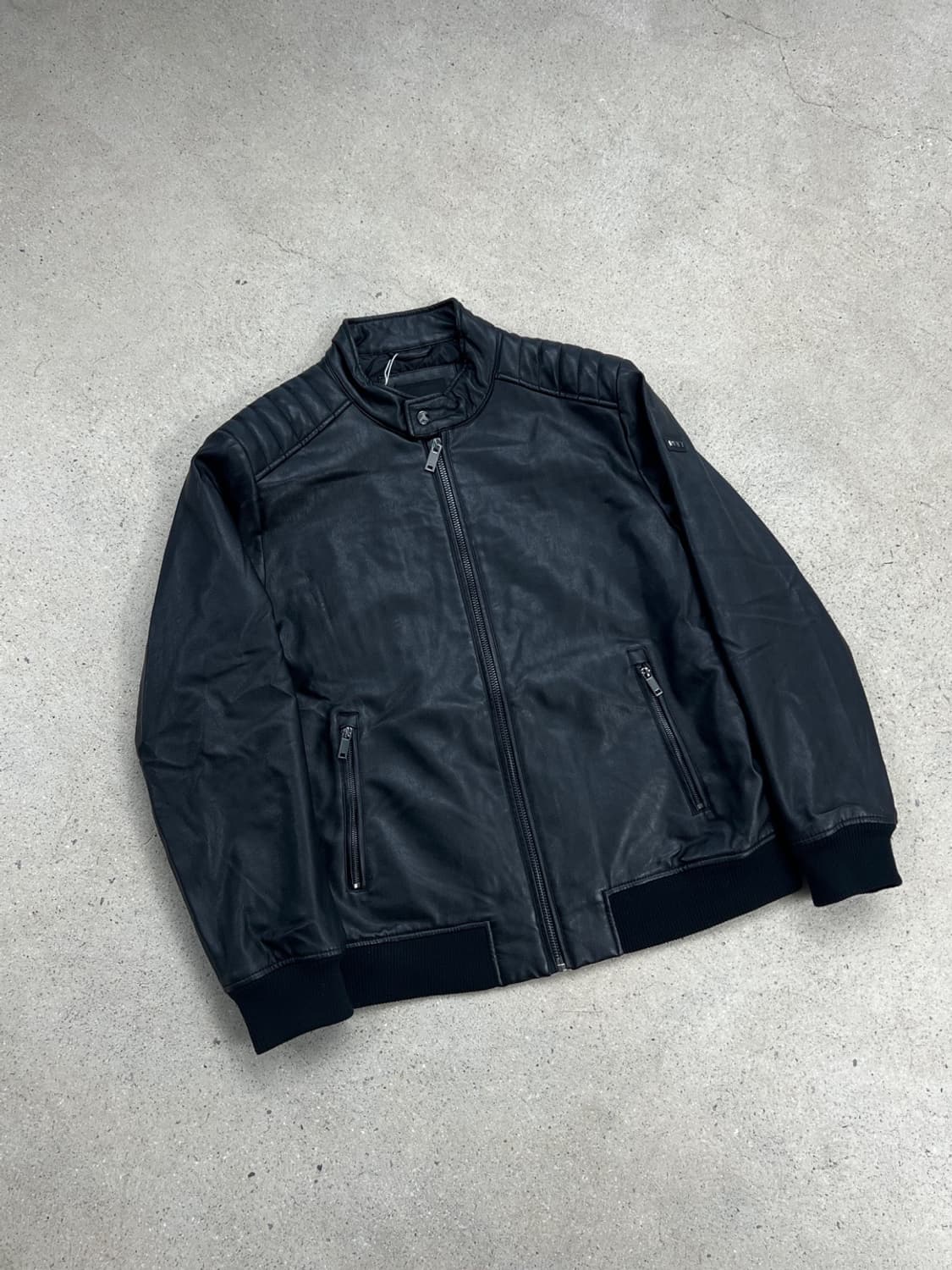 DKNY 페이크 레더 봄버 자켓 상품이미지2