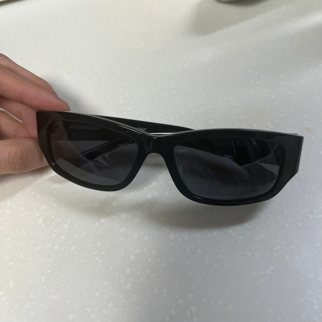 발렌시아가 25FW 선글라스 블랙 로고 상품이미지1