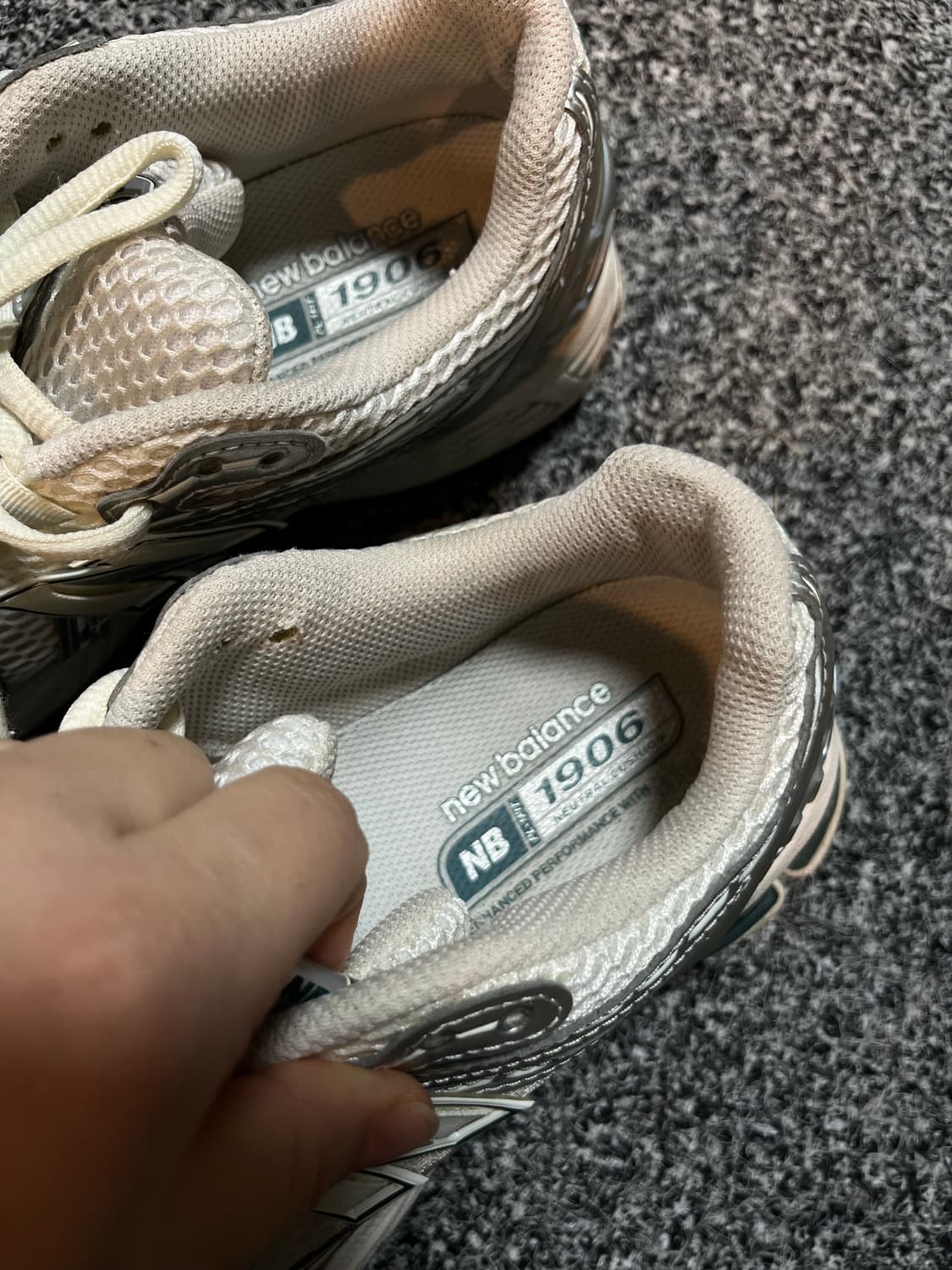 뉴발란스 1906R 화이트 메탈 실버 런닝화 260 상품이미지5