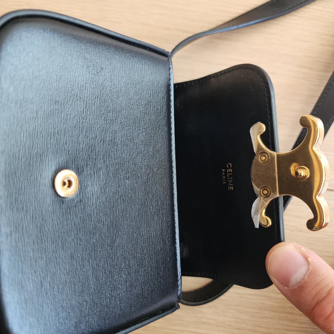 셀린느 트리옹페 블랙 미니백 상품이미지3