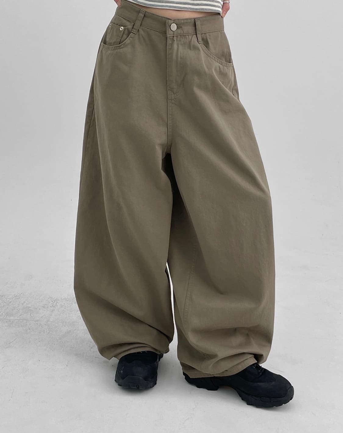 블랙업 펄튼 백포켓 벌룬 와이드 코튼팬츠 상품이미지1