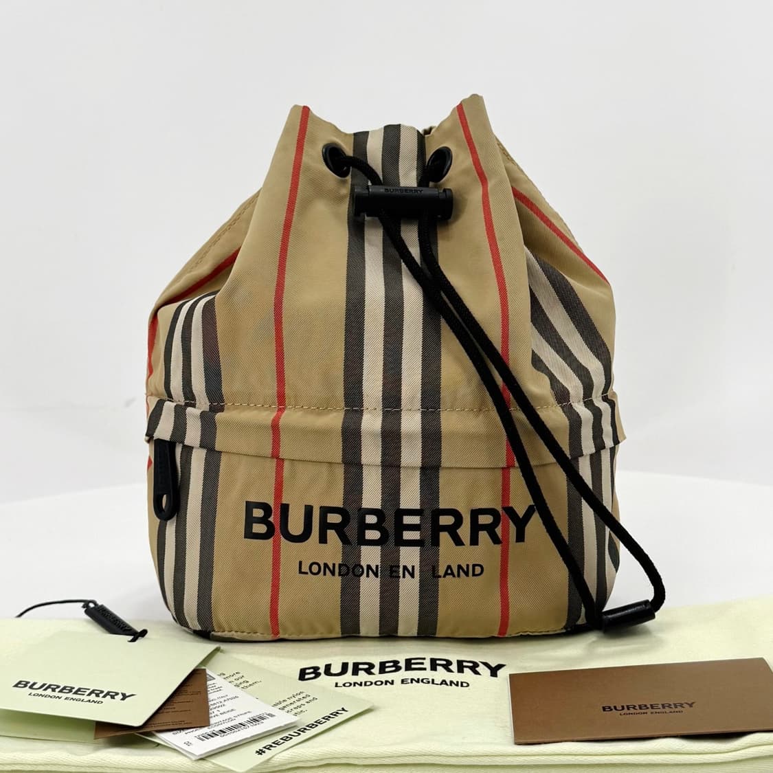 버버리 포이베 버킷 파우치 베이지 (8026737) 상품이미지1