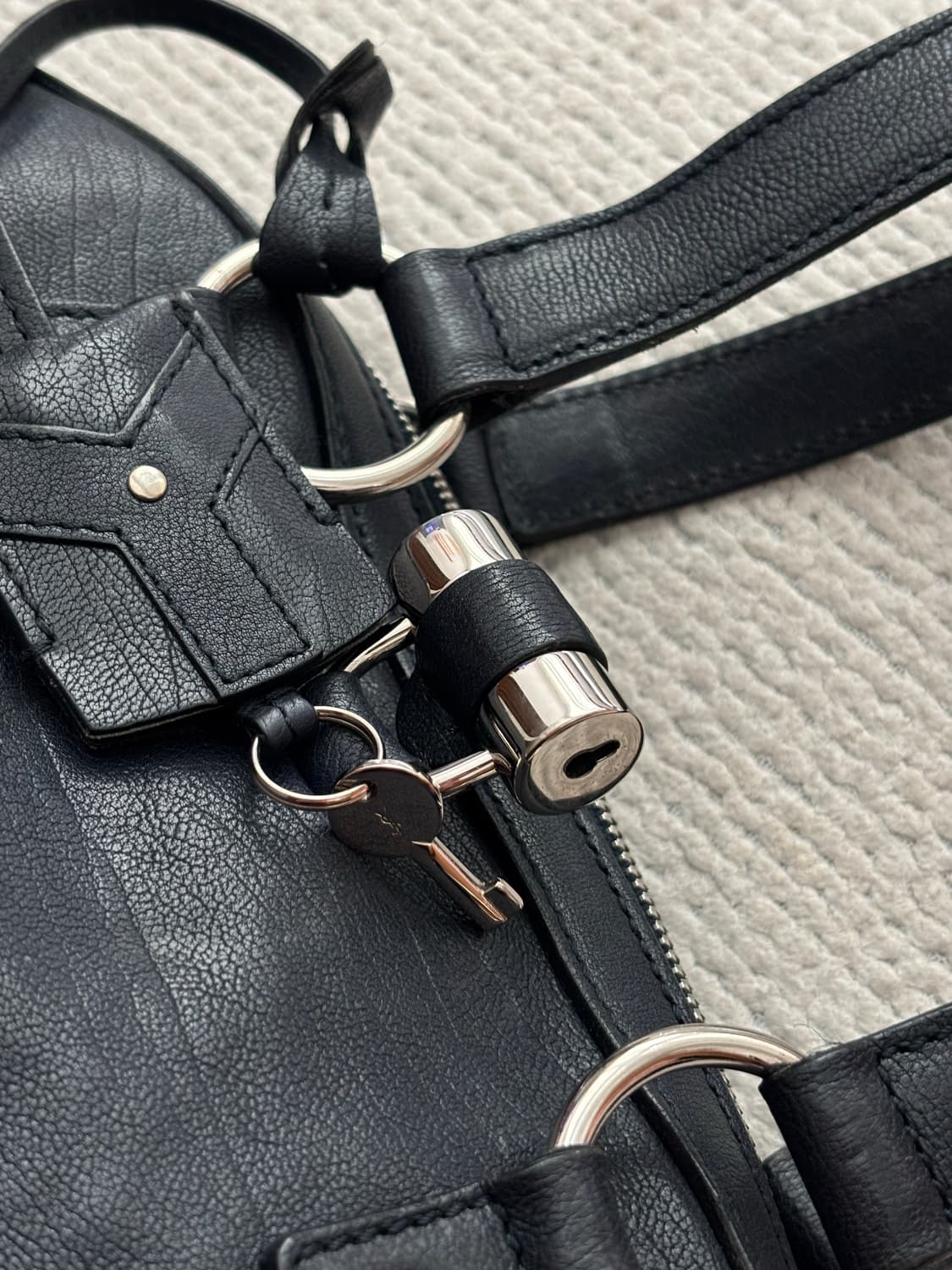 입생로랑 YSL 뮤즈백 네이비 m사이즈 상품이미지4