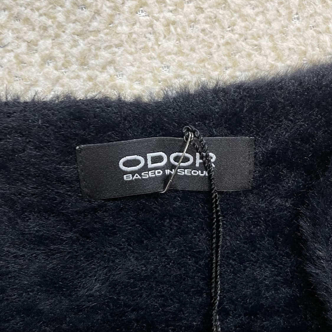 오도어 Fuzzy 크로스 슬리브리스 블랙 상품이미지3