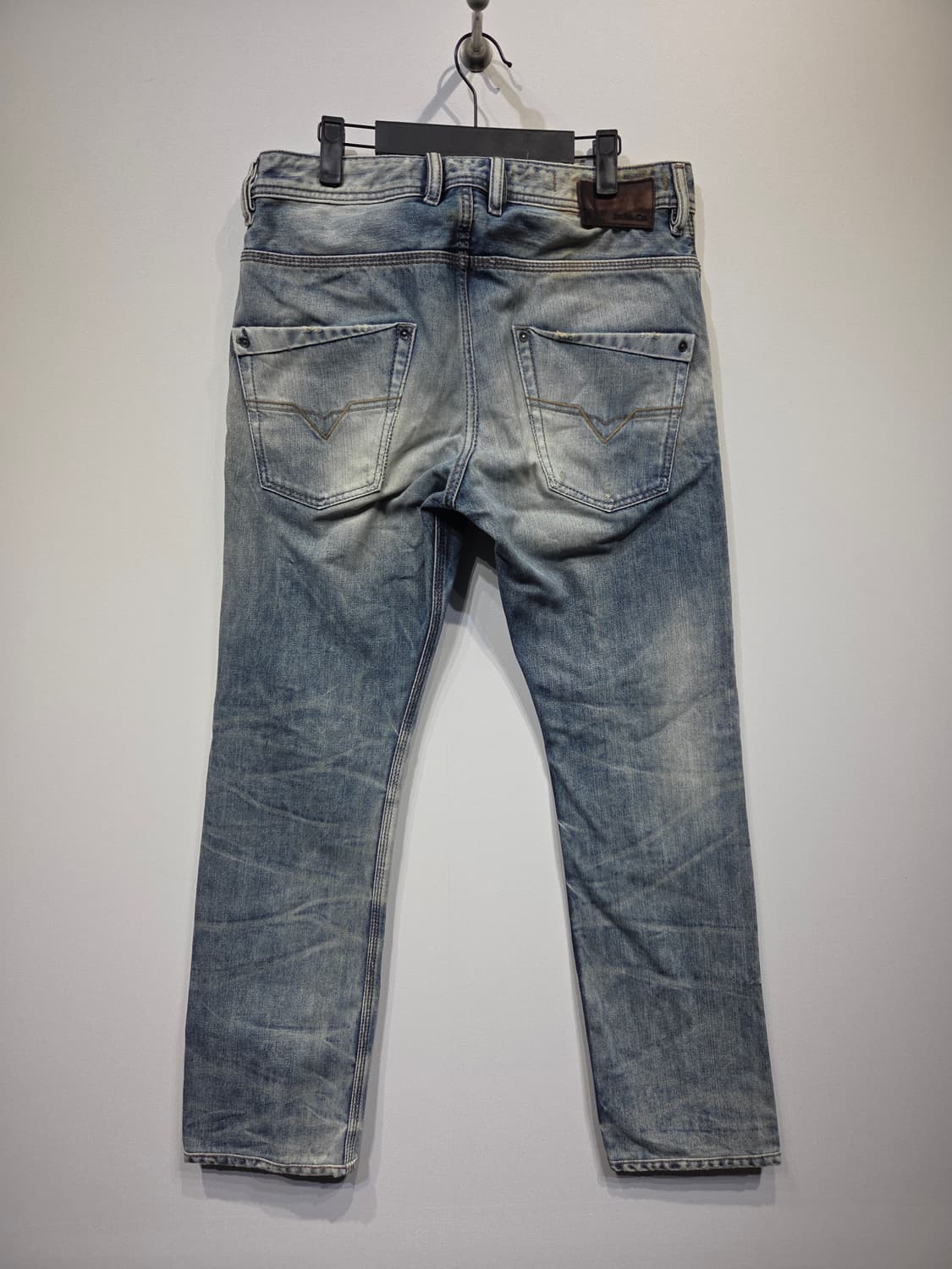 디젤 KROOLEY 레귤러 슬림 캐롯핏 데님 팬츠 상품이미지5