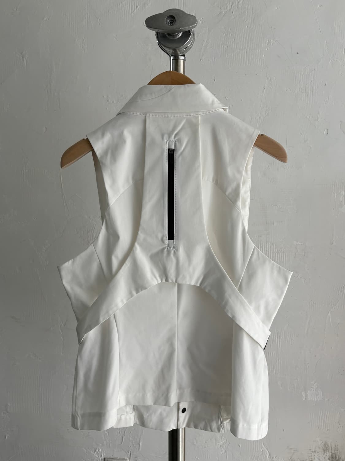 Hyein Seo 혜인서 화이트 컬러 슬리브리스 셔츠  상품이미지2