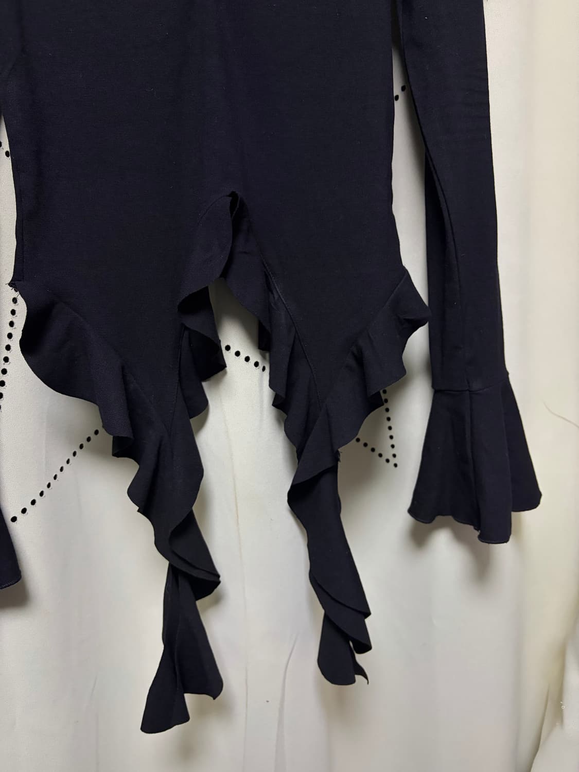 스터드 프릴 크롭 티셔츠 상품이미지3