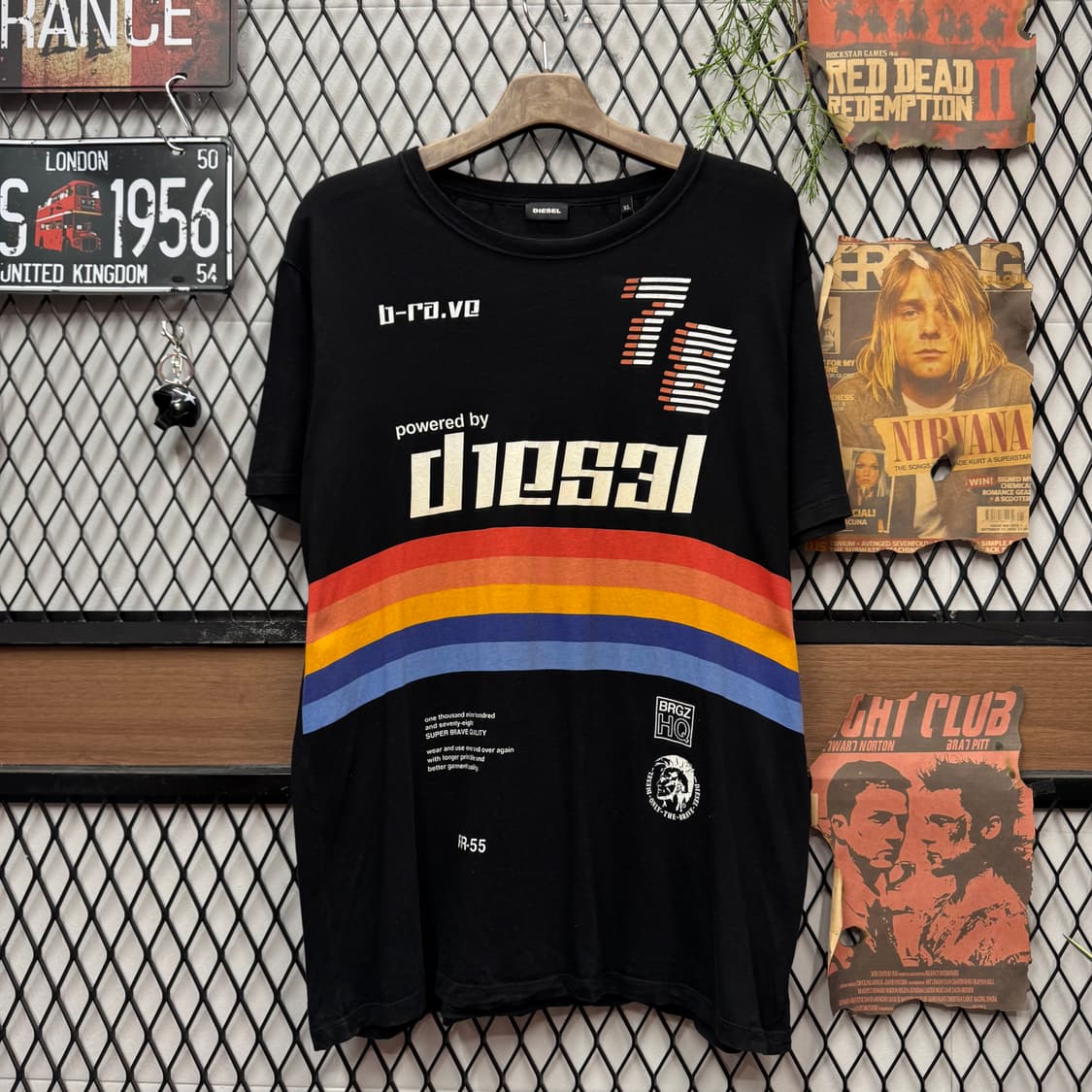 디젤 반팔 티셔츠 전면 레인보우 스트라이프 패턴 포인트 블랙 상품이미지1