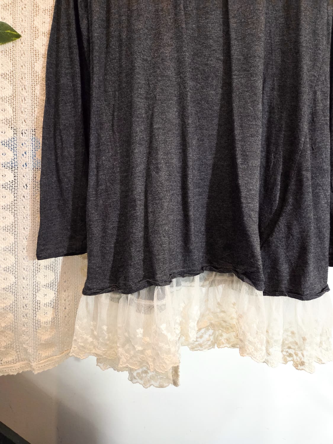 earth music 밑단 레이스 디테일 슬리브 상품이미지3