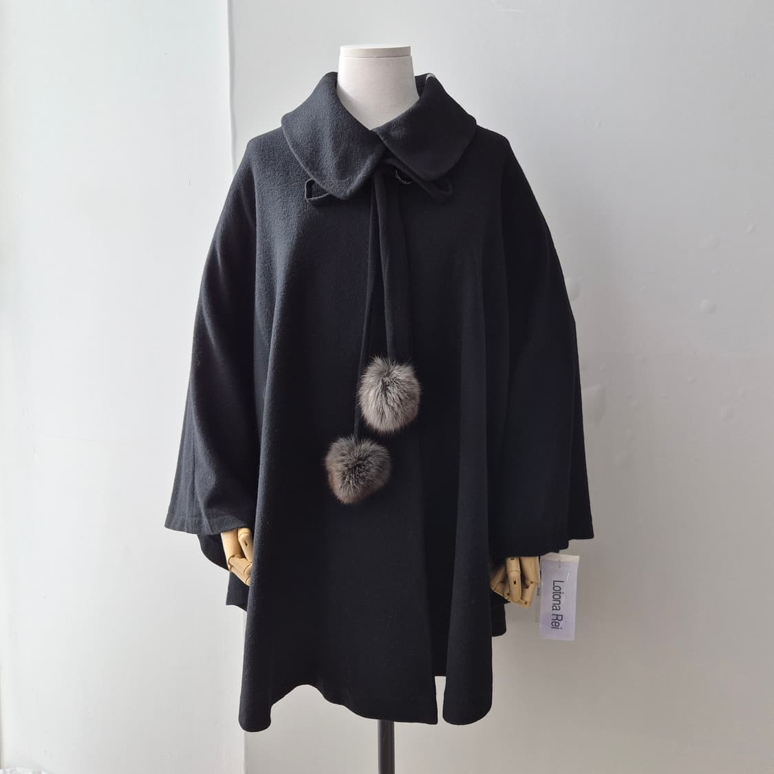 울 케이프핏 빅카라 폼폼 블랙 코트 상품이미지1