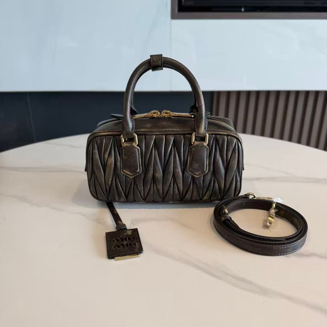 미우 미우 아르카디 마테라쎄 나파 레더 미니백 블랙 상품이미지5