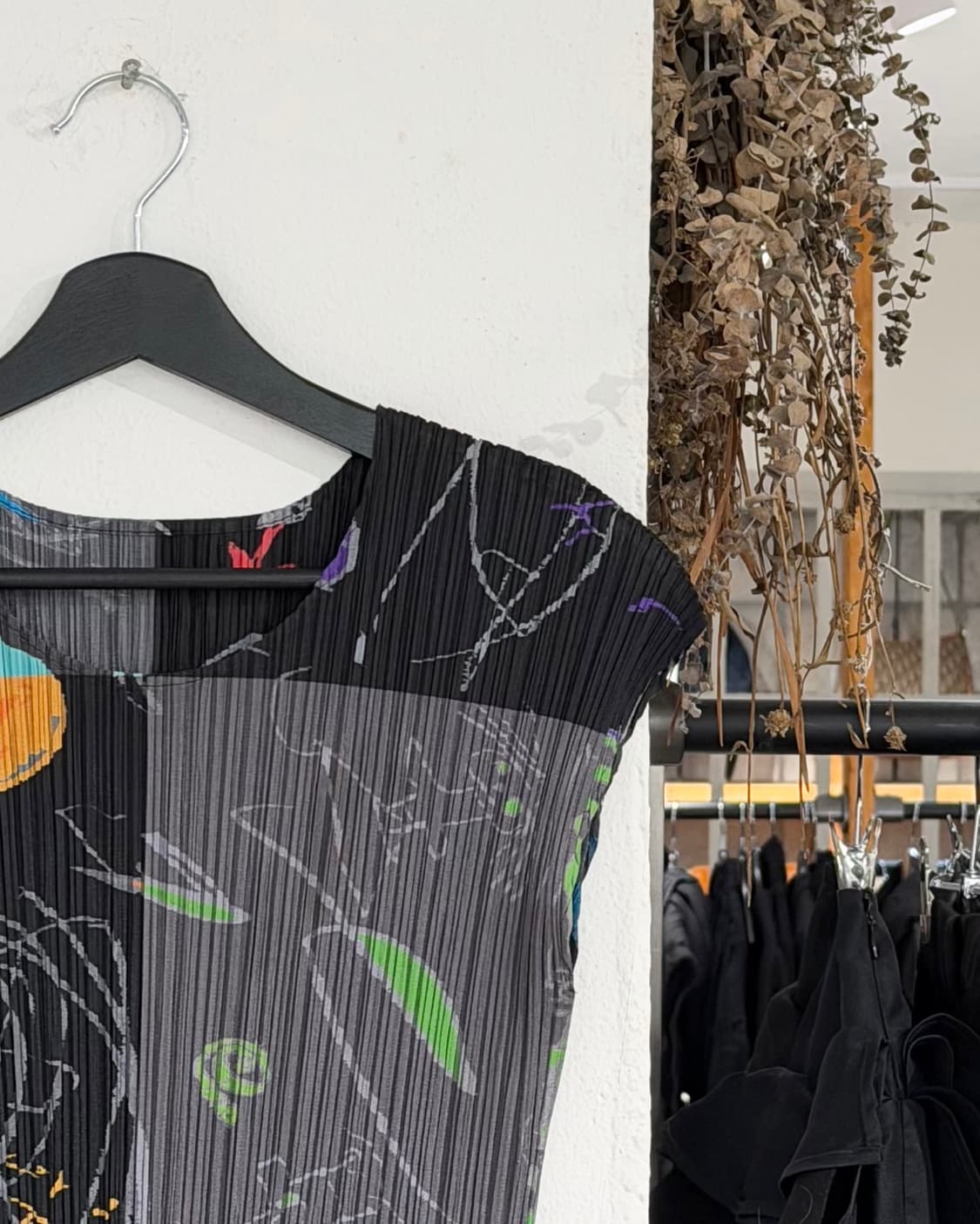 플리츠 플리즈 블랙 그래픽 슬리브리스 탑 상품이미지3