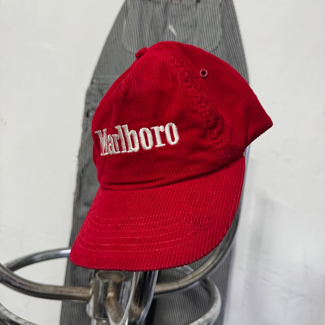 말보로 자수 스펠로고 코듀로이 캡 상품이미지1