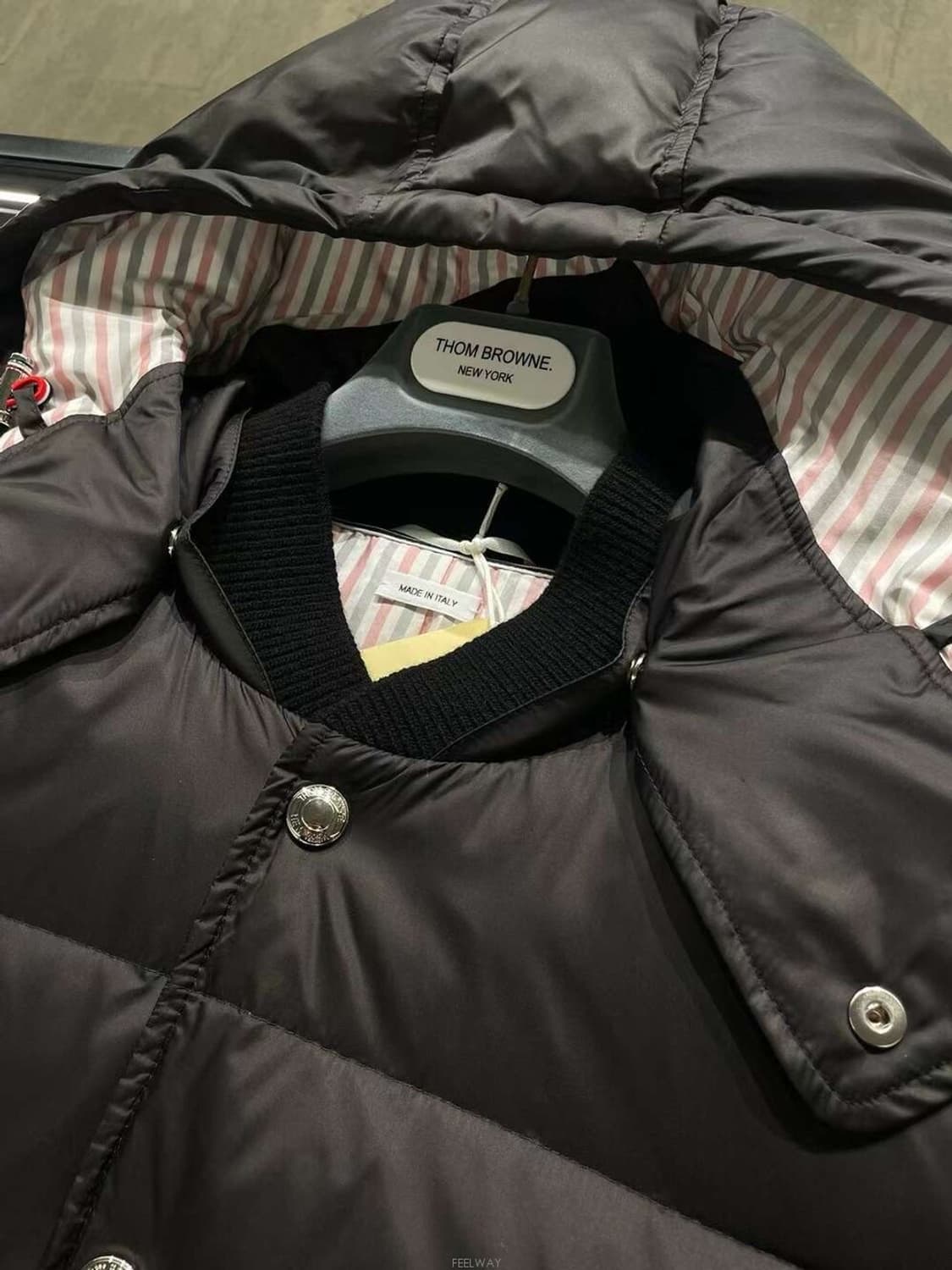 새상품급 톰브라운 블랙 다운 코트 새상품급 3사이즈 상품이미지2