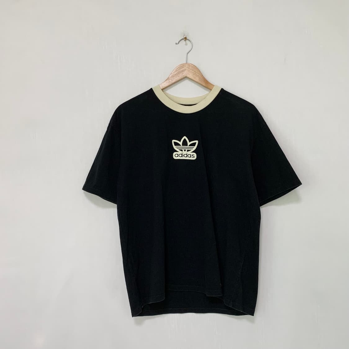 아디다스 백 포인트 블랙/아이보리 반팔 티셔츠 남녀공용 상품이미지1