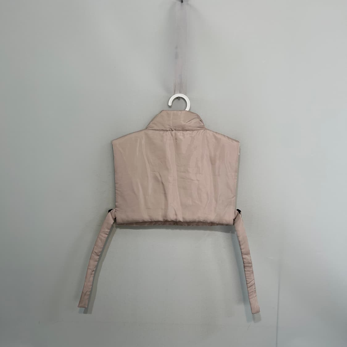 COS 코스 글로시 경량 크롭 조끼패딩 ONE사이즈 상품이미지3