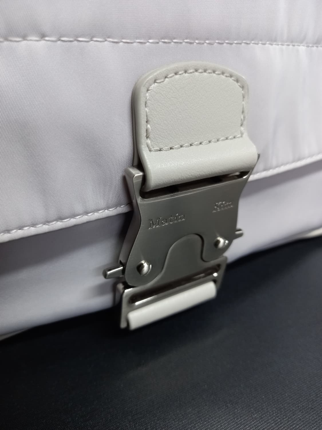 마뗑킴 그레이 숄더 앤 크로스 상품이미지5