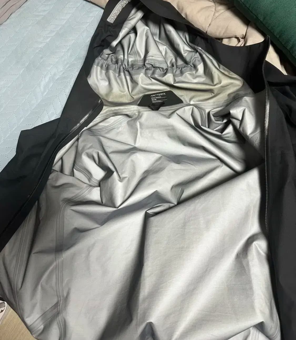 아크테릭스 베타 M 사이즈 자수 로고 버전 판매합니다  새상품 크림가 1 상품이미지5