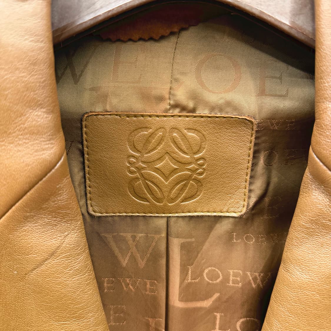 로에베 레더 테일러드 자켓 싱글 버튼 플랩 포켓 디테일 레귤러핏 브라운 상품이미지6