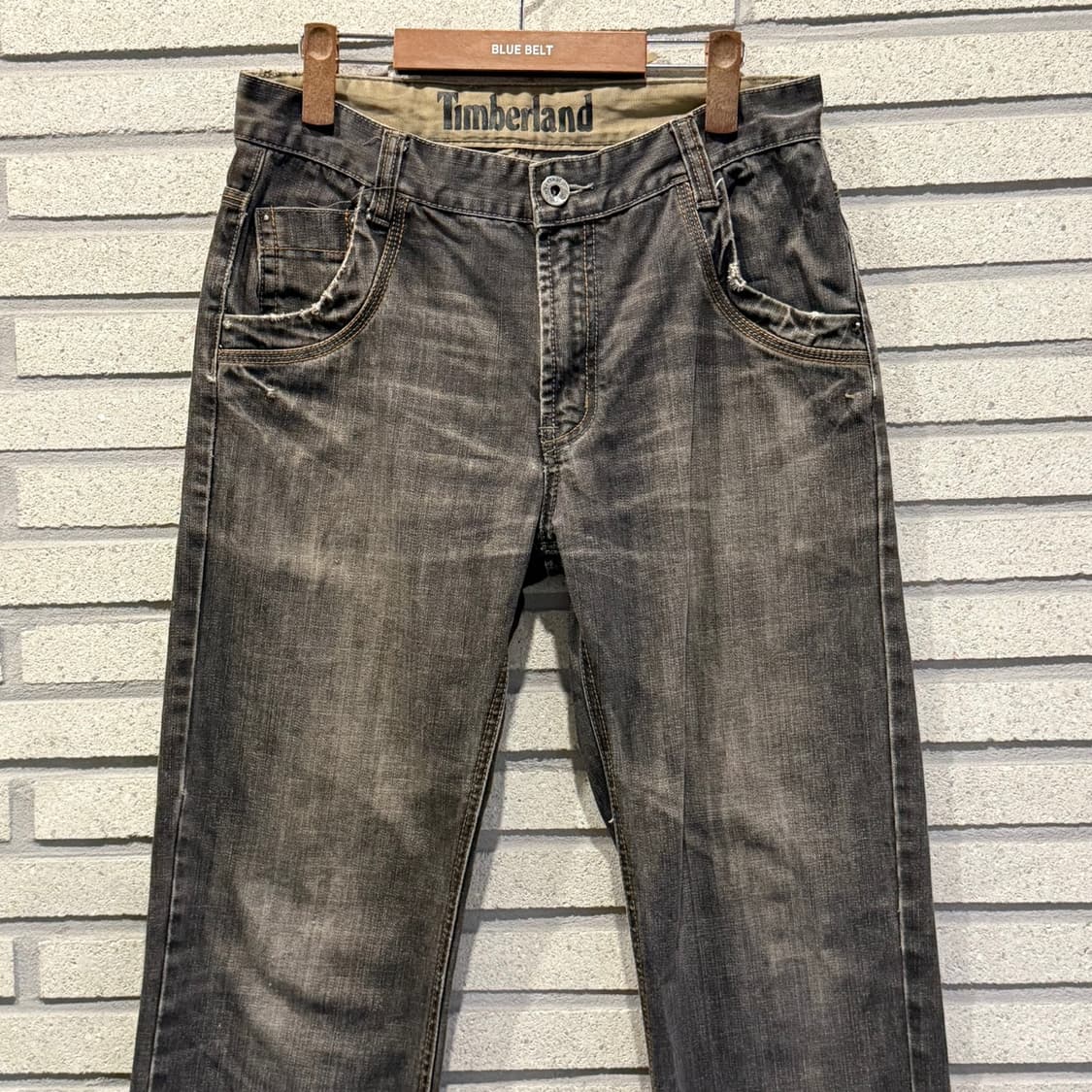 팀버랜드 샌드워싱 데님팬츠 스트레이트핏 백 레더 로고 패치 디테일 흑청 상품이미지3