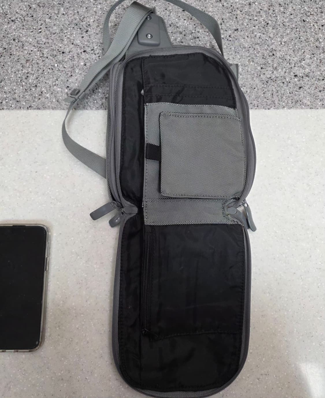 만다리나덕 남성 슬링백 회색 상품이미지4