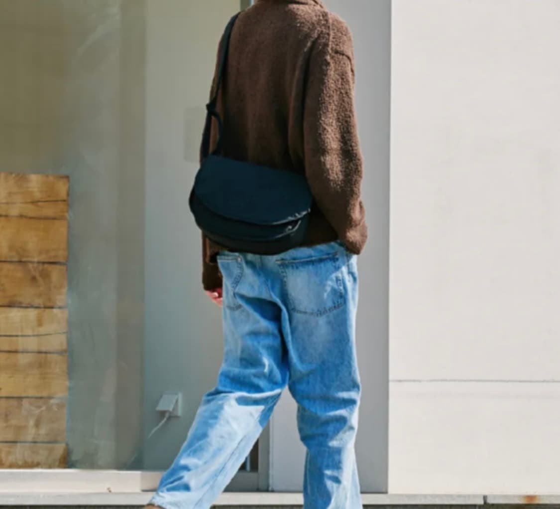 마지언 타이틀 스몰 러너스 백 블랙 상품이미지2