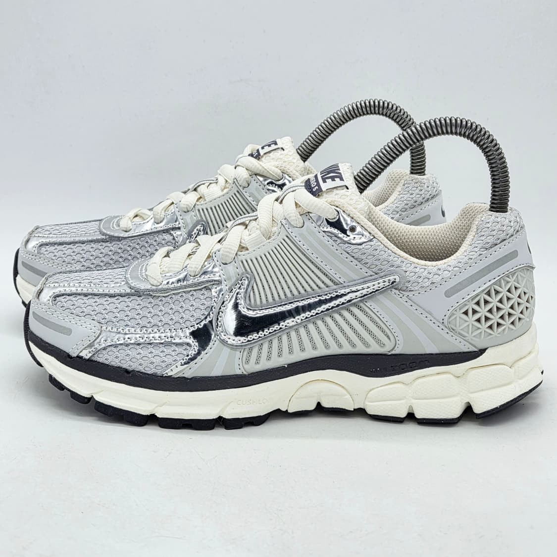 나이키 우먼스 줌 보메로 5 포톤 더스트 앤 메탈릭 실버 (240) 상품이미지1