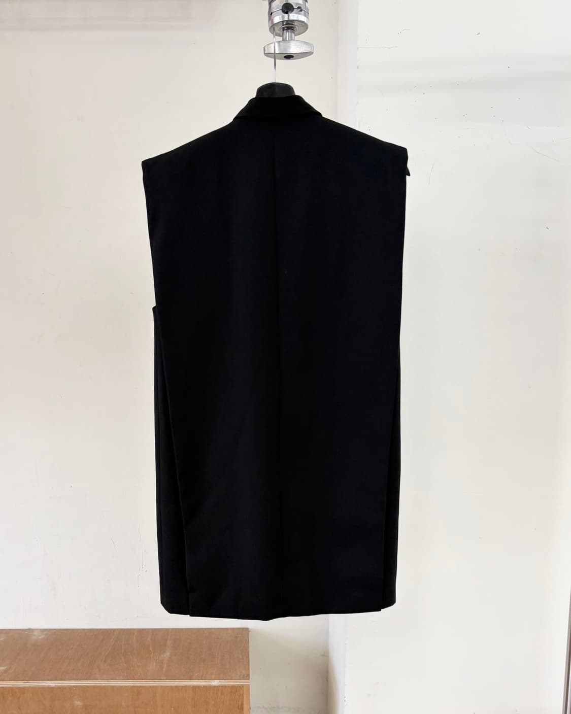 발망 x h&m 블랙 숄 칼라 슬리브리스 자켓  상품이미지5