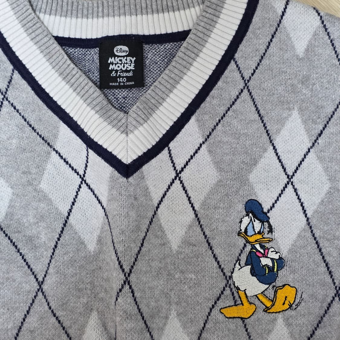디즈니x미키마우스 도날드덕 빈티지 그레이 아가일 v넥 니트스웨터 상품이미지2