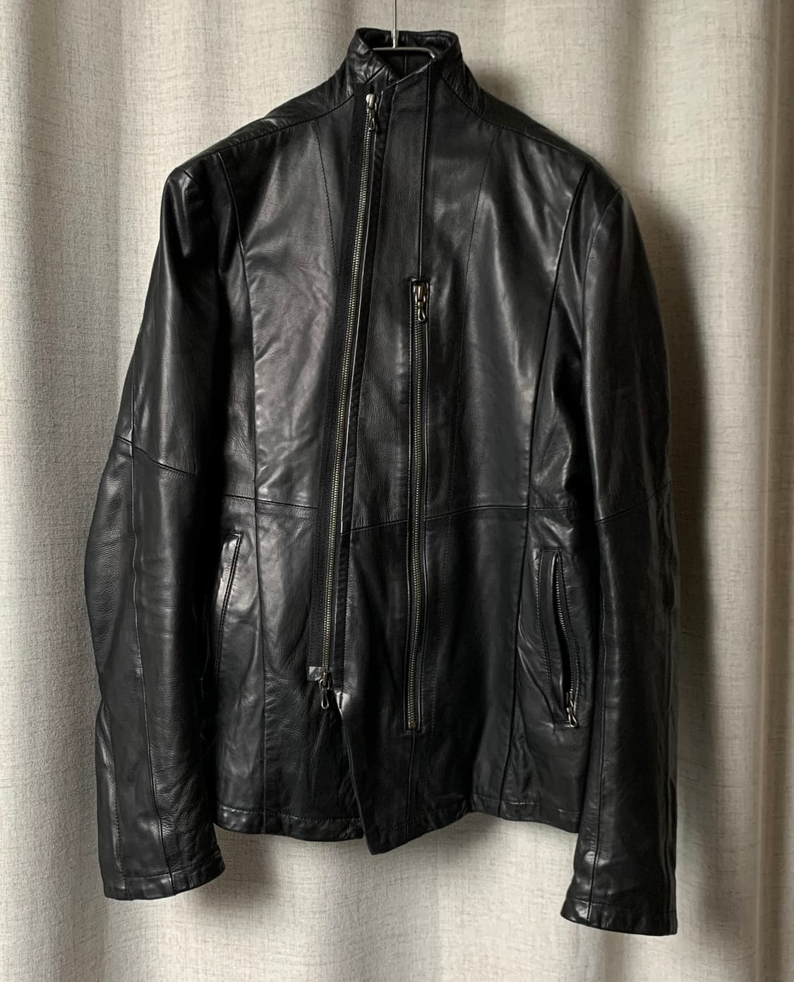 Julius 16fw 슬래쉬 하이넥 레더자켓 상품이미지1