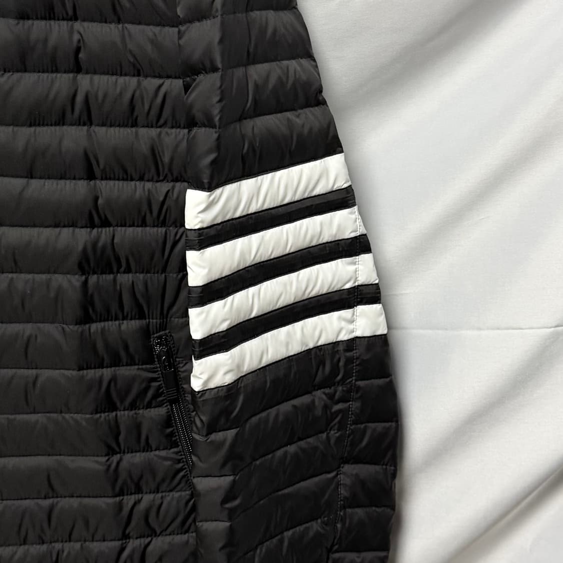 [새상품/선물가능] 24FW 톰브라운 사선완장 후드 경량패딩 블랙 상품이미지2