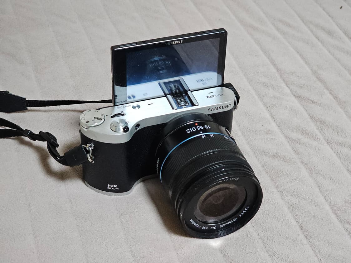 삼성 NX300M 미러리스 카메라와 18-55mm 렌즈 상품이미지4