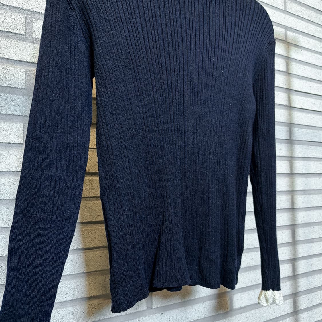 롱슬리브 골지 니트 레이스 프릴 디테일 슬림핏 남색 상품이미지6