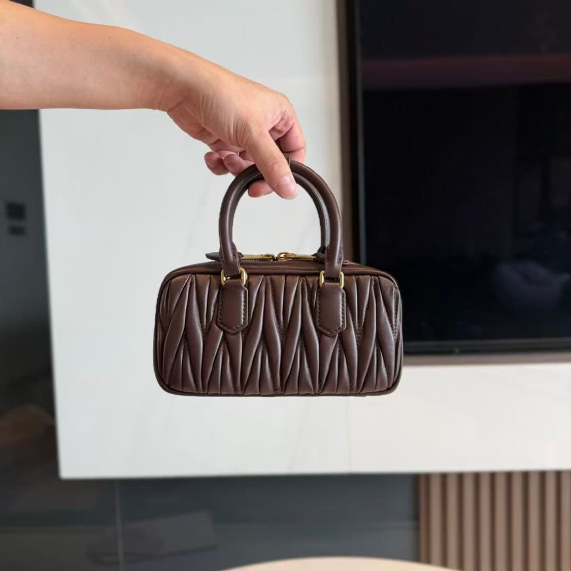 미우 미우 아르카디 마테라쎄 나파 레더 미니백 블랙2 상품이미지2