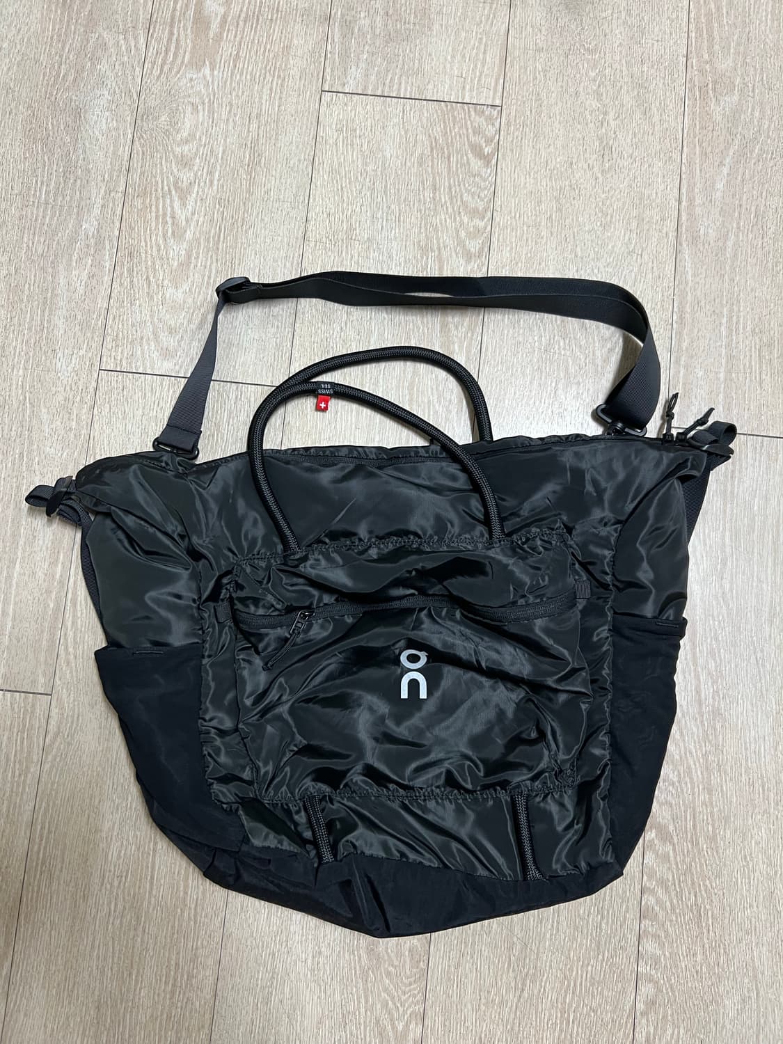 온러닝 트랙팩 라이트 35L  토드백크로스백 블랙 상품이미지1