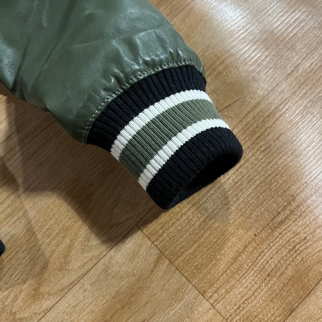 [100] MCM 램스킨 바시티 봄버자켓 상품이미지7