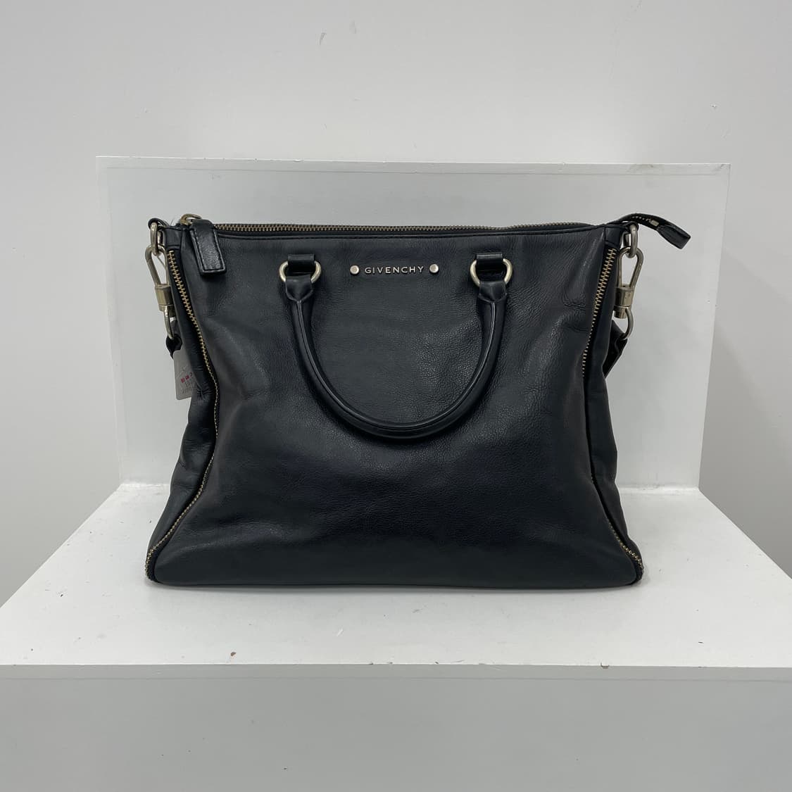 지방시 블랙 카프 스킨 레더 사이드 지퍼 디테일 투웨이 토트 숄더백 상품이미지2