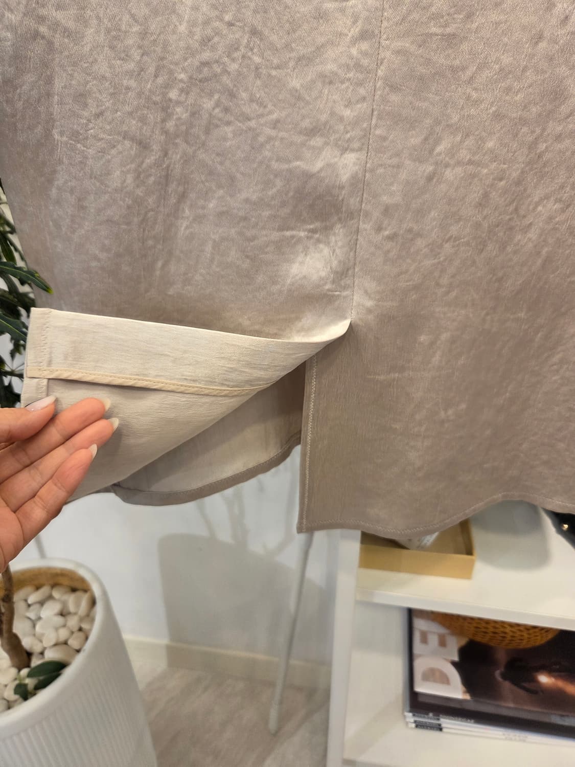 TIME 타임 글로시 새틴 블라우스  티셔츠 상품이미지7