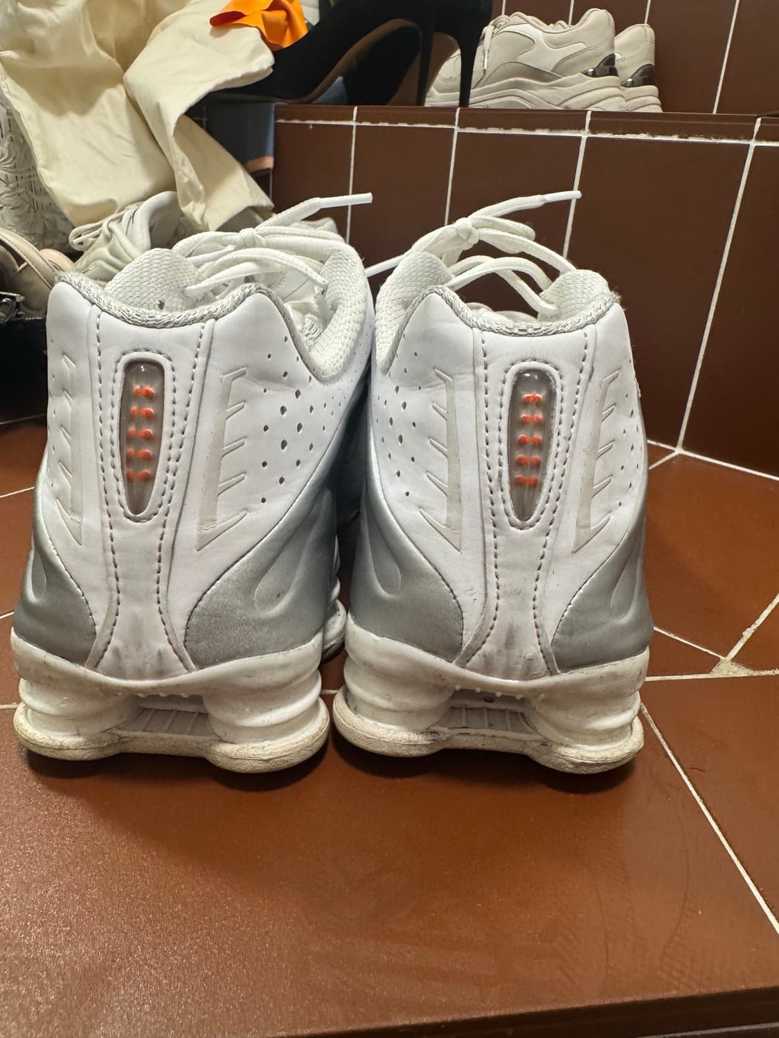 나이키 샥스 r4 메탈릭 실버 285 상품이미지4